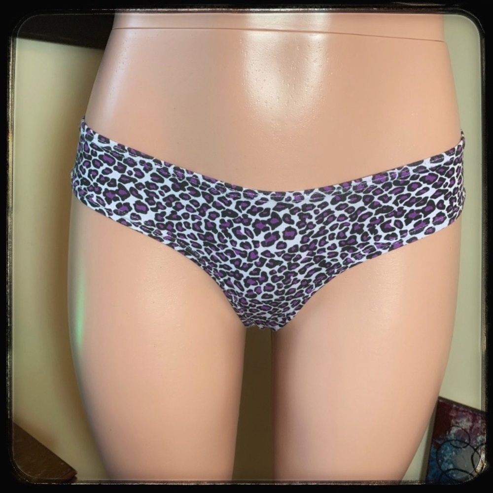 FREDERICKS OF HOLLYWOOD panties size medium. NWT